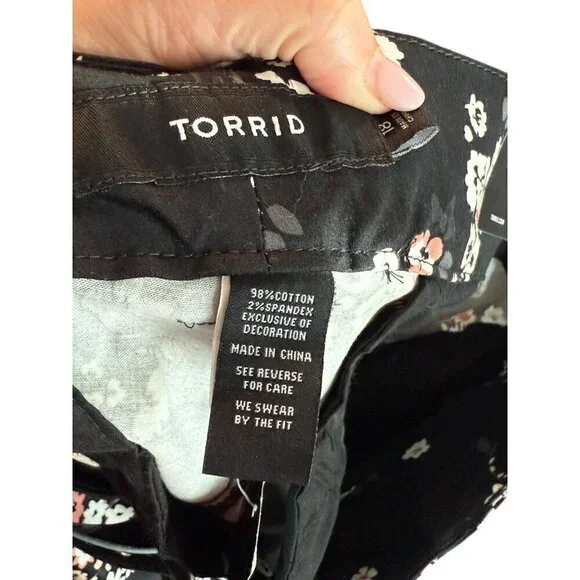 Torrid Womens Black Floral Cuffed Shorts With Perforated Belt Size 18 Cotton - Picture 5 of 6